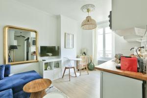 Pretty 24 m near Batignolles