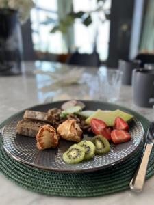 un piatto di cibo con frutta su un tavolo di Hill Valley Asilah - Luxury Living & Boutique Hotel a Asilah