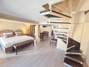 - une chambre avec un lit et un escalier dans l'établissement SOFIA BOUTIQUE HOTEL, à Kyrenia