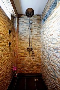 um chuveiro num quarto com uma parede de madeira em Dream view "The Balcony & Terrace Garden" em Ko Phangan
