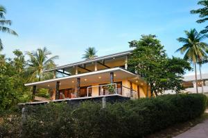 uma casa numa colina com palmeiras em Dream view "The Balcony & Terrace Garden" em Ko Phangan