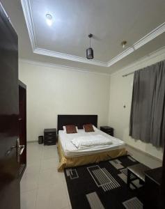 ein Schlafzimmer mit einem Bett in einem Zimmer in der Unterkunft Appartements de luxe à Al Mahdi in Ad-Dakhla
