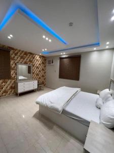 1 dormitorio con 1 cama grande y TV en Appartements de luxe à Al Mahdi en Dakhla