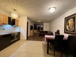 Kuchyň nebo kuchyňský kout v ubytování Wunderschönes Apartment in der Goldstadt Pforzheim