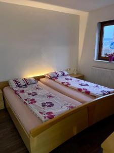 - une chambre avec 2 lits et une fenêtre dans l'établissement Wunderschönes Apartment in der Goldstadt Pforzheim, à Pforzheim