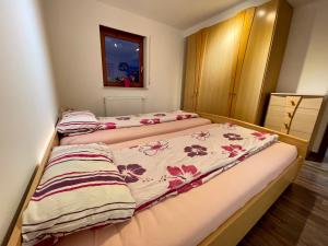 Postel nebo postele na pokoji v ubytování Wunderschönes Apartment in der Goldstadt Pforzheim