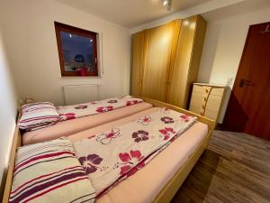 Postel nebo postele na pokoji v ubytování Wunderschönes Apartment in der Goldstadt Pforzheim