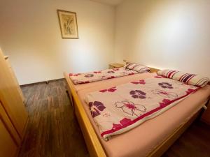 Postel nebo postele na pokoji v ubytování Wunderschönes Apartment in der Goldstadt Pforzheim