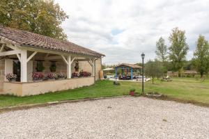 a pavilion with a garden in a park at Lespiland 4étoiles T et H piscine in Lavergne