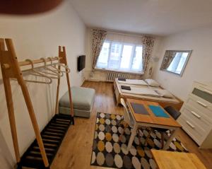 プラハにあるPrague city centreのベッド2台と二段ベッド1組が備わる客室です。