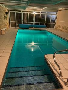 ein Pool mit blauem Wasser in einem Gebäude in der Unterkunft Villa Benjamina avec piscine climatisée in Altea