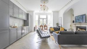 O zonă de relaxare la Stunning 4-Bed Property in London-Parking & Garden