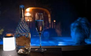 kieliszek wina i butelkę na stole w obiekcie Szeroki Bór oaza w Puszczy z Sauną, Banią i Jacuzzi w mieście Szeroki Bór