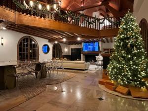 ein Weihnachtsbaum mitten im Wohnzimmer in der Unterkunft Belle demeure de 500m2 avec 6 chambres in Auffreville-Brasseuil + 59 Fotos