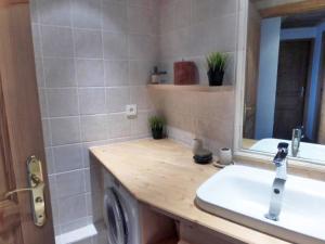 a bathroom with a sink and a washing machine at Appartement Méribel, 4 pièces, 7 personnes - FR-1-411-511 in Les Allues