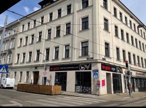 un gran edificio blanco en la esquina de una calle en Dachgeschoss City Apartment in Zentrum Wiens en Viena