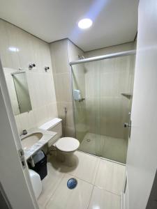 y baño con ducha, aseo y lavamanos. en Harbor Self Buriti Hotel, en Campo Grande