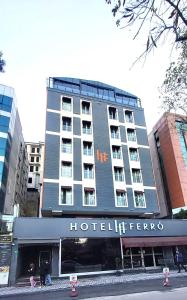 un edificio con un hotel en una ciudad en Turk Inn Ferro Hotel en Çekirge
