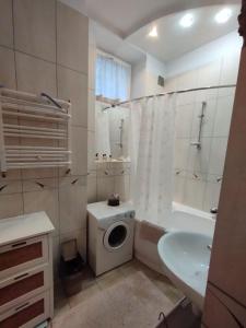 y baño con aseo, lavabo y ducha. en Family Stay in Lviv (2 Rooms + Kitchen) en Kulʼparkuv