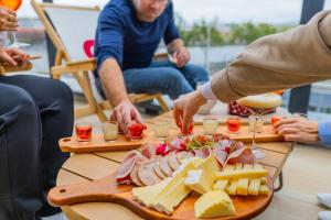 ein Teller mit Fleisch und Käse auf dem Tisch in der Unterkunft The People Le Havre in Le Havre