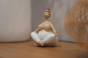 a small figurine of a woman sitting on a table at Ferienwohnung "Haffhafen" Hunde willkommen in Zirchow