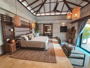 Rúm í herbergi á MAPUWI Villa & Suite