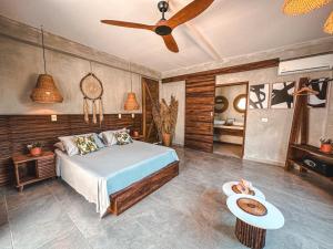 Rúm í herbergi á MAPUWI Villa & Suite