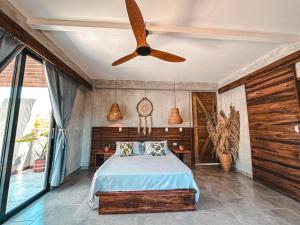 Rúm í herbergi á MAPUWI Villa & Suite