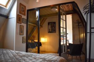 Tempat tidur dalam kamar di Sfeervol appartement 'Le Boulanger' in Franeker.