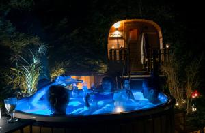 grupa ludzi w wannie z hydromasażem w nocy w obiekcie Szeroki Bór oaza w Puszczy z Sauną, Banią i Jacuzzi w mieście Szeroki Bór