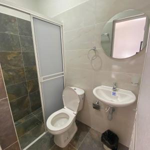 Koupelna v ubytování HOTEL LUZ MERY