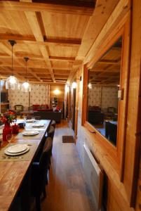 ein langes Esszimmer mit einem langen Tisch und Stühlen in der Unterkunft Chalet with 5 beds 4 bath Hot Tub & Sauna - At Pangea in Les Houches