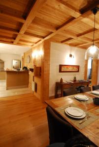 eine Küche und ein Esszimmer mit Holzdecke in der Unterkunft Chalet with 5 beds 4 bath Hot Tub & Sauna - At Pangea in Les Houches