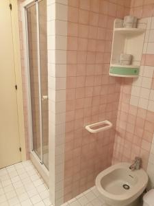 y baño de color rosa con aseo y ducha. en Residence Vanvitelli en Ancona