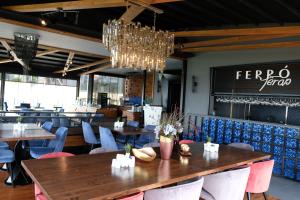 ÇekirgeにあるTurk Inn Ferro Hotelのダイニングルーム(テーブル、椅子、シャンデリア付)