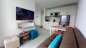 Il comprend un salon avec un canapé et une cuisine. dans l'établissement Apartaestudio San Martin, La Quinta, à Bogotá