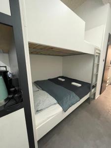 ブダペストにあるJazz Apartmentの小さな部屋の白い二段ベッド1台分です。