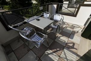 einen Tisch und Stühle auf dem Balkon in der Unterkunft Residence Vecchio Faro in Cavallino-Treporti