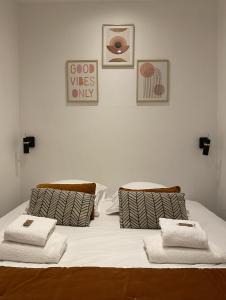 um quarto com uma cama com toalhas em St Germain-Bon Marché - cosy n°2 em Paris