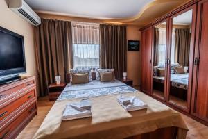 Postel nebo postele na pokoji v ubytování Апартамент Грация + 9 fotografií