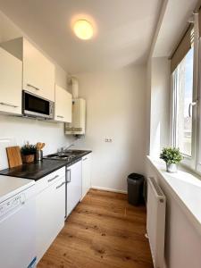 A kitchen or kitchenette at StayRoom Apartments I "Woody2" neben Donaulände