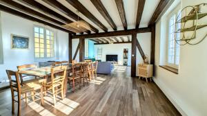 a dining room with a long table and chairs at Maison spacieuse - Piscine - Jardin 