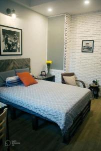 um quarto com uma cama com uma almofada laranja em Deluxe Room have Balcony D1-Dakao em Ho Chi Minh