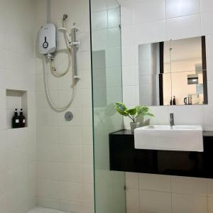 Un baño con lavabo y ducha en Welcome Suite at Trefoil Setia Alam, en Shah Alam