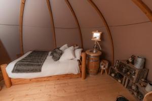 een slaapkamer met een bed in een gewelfd plafond bij Altipik - Lodges Insolites in Mont-Saxonnex