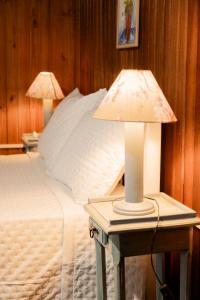 una camera con un letto e due lampade sui tavoli di Cabanas da Lua a Florianópolis