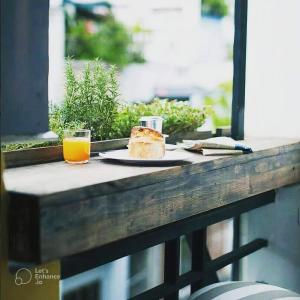 uma mesa com um pedaço de bolo e um copo de sumo de laranja em Deluxe Room have Balcony D1-Dakao em Ho Chi Minh