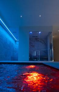 una camera con piscina con liquido rosso in acqua di Casa Nicolini a Barbaresco