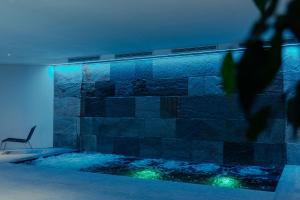 een zwembad in een huis met blauwe lichten bij Casa Nicolini in Barbaresco