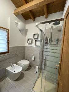 een badkamer met een toilet, een wastafel en een douche bij Una Casetta InterVineas in Spoleto